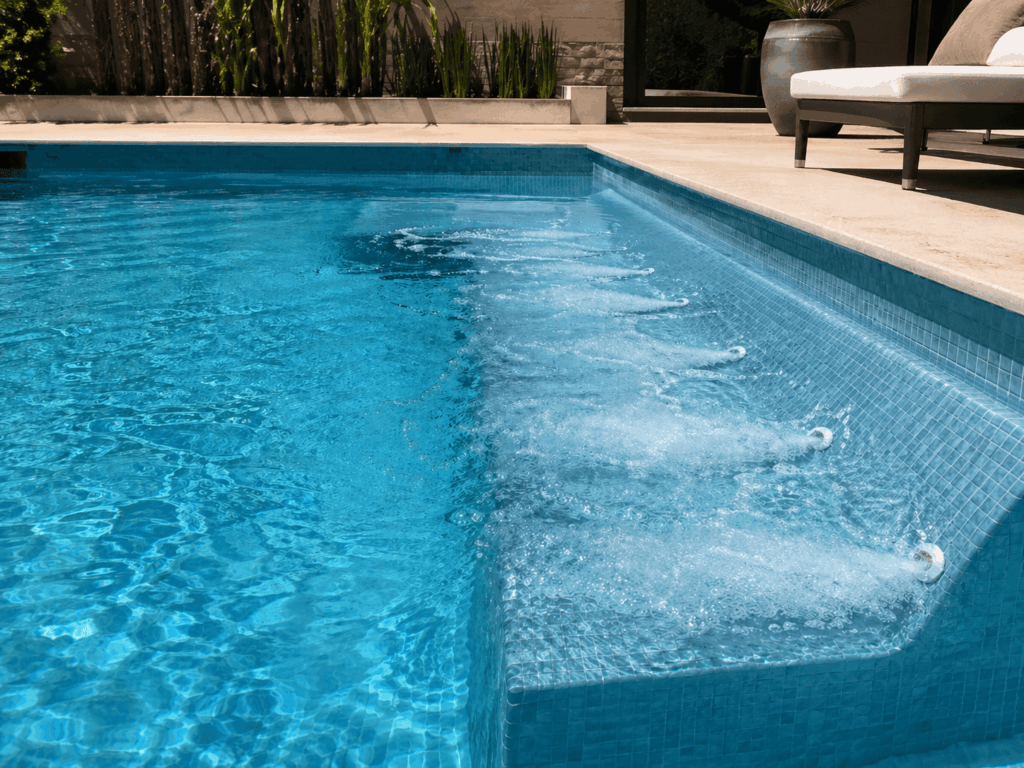 Piscina reformada con acabados modernos